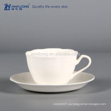 Plain forma de la flor blanca de cerámica fina Copa de café de diseño único y platillo conjunto de China